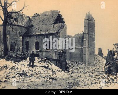 Un soldato tedesco posa di fronte ad una chiesa distrutta a Fontaine vicino Cambrai, nel nord della Francia, data sconosciuta. Fotoarchiv für Zeitgeschichte Foto Stock