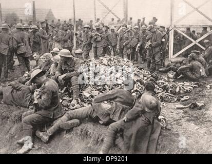 I prigionieri di guerra britannici abitano intorno ad un mucchio di maschere a gas vicino a St. Quentin, intorno al 1917. Fotoarchiv für Zeitgeschichte Foto Stock