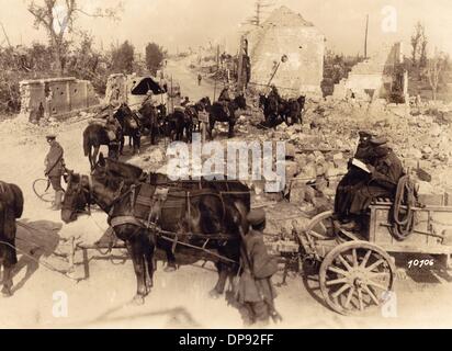 Le truppe tedesche sono raffigurate nelle strade distrutte di Lassigny durante l'avanzata tedesca tra Montdier e Noyon sul fronte occidentale in Francia. Data sconosciuta. Fotoarchiv für Zeitgeschichte Foto Stock