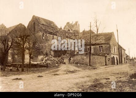 Un gruppo di soldati tedeschi è raffigurato di fronte a case distrutte e una chiesa distrutta sulla strada principale di Missy vicino a Reims in Francia durante la prima guerra mondiale Data sconosciuta. Fotoarchiv für Zeitgeschichte Foto Stock