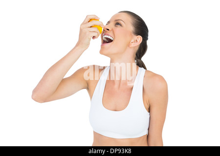 Donna sportiva di bere succo di arancia Foto Stock