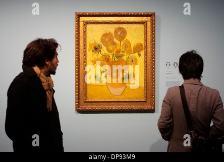 I visitatori del museo di Van Gogh gallery di amsterdam con Girasoli di Van Gogh, gennaio 2014 vincent Foto Stock
