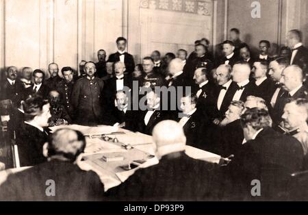 La delegazione ucraina sigillare il protocollo di pace il 9 febbraio 1918 durante i negoziati di pace di Brest-Litovsk - seduta al centro: (2) il ministro degli esteri del conteggio Austro-Hungary Ottokar von Czernin, (3) il segretario di Stato del Dipartimento di Stato di th impero tedesco Richard von Kühlmann e Premier bulgaro Vasil Radoslavov (con barba). Durante i negoziati di pace, un protettorato esclusivo trattato del potere centrale con l'Ucraino Repubblica popolare è stato firmato il 9 febbraio 1918. Il negoziato si è concluso con la firma del trattato di pace di Brest-Litovsk dal 3 marzo 1918 tra t Foto Stock