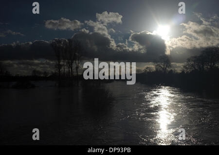 Wallingford, Oxfordshire, Regno Unito. 9 gennaio 2014. Il fiume Tamigi scoppia la sua banche a Wallingford, Oxfordshire . Forti piogge causate da una terribile tempesta ha causato ampie inondazioni in tutto il Regno Unito. Credito: stuart emmerson/Alamy Live News Foto Stock