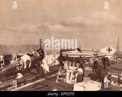 Caricamento di uno squadrone giovanile bavarese dell'aeronautica sul fronte occidentale. Data e luogo sconosciuti. Fotoarchiv für Zeitgeschichte Foto Stock