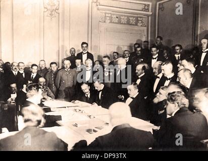 La delegazione ucraina sigillare il protocollo di pace il 9 febbraio 1918 durante i negoziati di pace di Brest-Litovsk: (l-r) il ministro degli esteri del conteggio Austro-Hungary Ottokar von Czernin, Segretario di Stato del Dipartimento di Stato per th impero tedesco Richard von Kühlmann e Premier bulgaro Vasil Radoslavov (con barba). Durante i negoziati di pace, un protettorato esclusivo trattato del potere centrale con l'Ucraino Repubblica popolare è stato firmato il 9 febbraio 1918. Il negoziato si è concluso con la firma del trattato di pace di Brest-Litovsk dal 3 marzo 1918 tra le Potenze Centrali e la Foto Stock