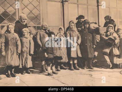 Una didascalia contemporanea sul retro dell'immagine recita: "I rifugiati dalle campagne, che fuggirono dai Blosheviki, ritornano nel loro paese d'origine liberati dalle truppe tedesche”. Data e luogo sconosciuti. Fotoarchiv für Zeitgeschichte Foto Stock