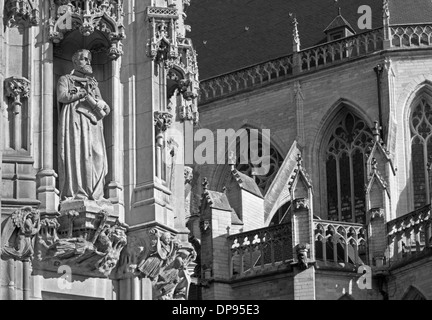 Leuven - dettaglio del municipio gotico e st. Peters cattedrale nella luce del mattino Foto Stock