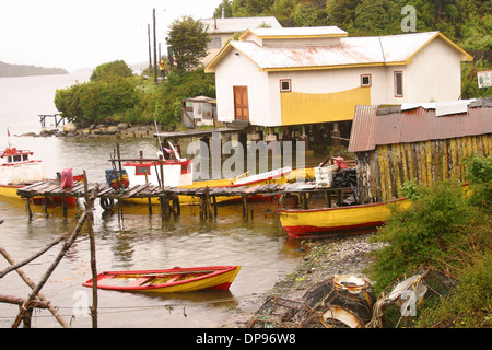 Una tipica giornata di pioggia a Puerto Eden, un piccolo e umile e colorato villaggio appena fuori Canal Messier. Il Cile del sud Foto Stock