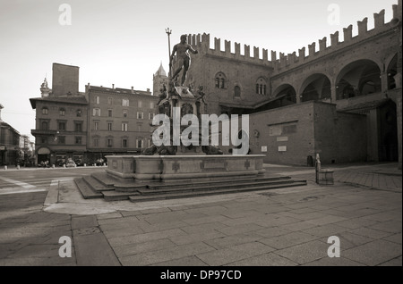 A Bologna la Piazza Nettuno con la fontana di Nettuno del Giambologna e costruito a metà del XVI secolo. Foto Stock