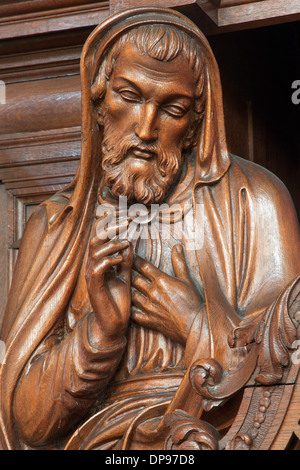 Anversa, Belgio - 6 settembre: scolpito Statua santa nella Santa Chiesa Willibrordus il 6 settembre 2013 ad Anversa, in Belgio Foto Stock