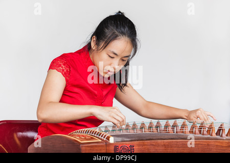 Ragazza che gioca un guzheng cinese o gu zheng Foto Stock