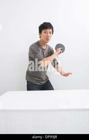 Ritratto di Asian metà uomo adulto giocando a ping-pong Foto Stock