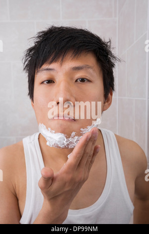 Uomo adulto medio, guardarsi allo specchio, applicare schiuma da barba sul  viso, vista posteriore — da 30 a 34 anni, petto nudo - Stock Photo