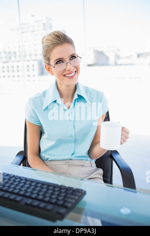 Sorridente imprenditrice che indossano occhiali azienda caffè Foto Stock