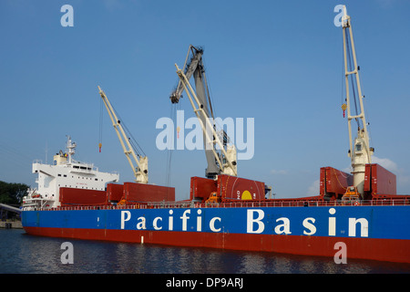 Bacino del Pacifico portarinfuse ancorata in mare-investire / Ghent Coal Terminal / GCT presso il porto di Gand, Fiandre Orientali, Belgio Foto Stock