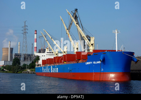 Bacino del Pacifico portarinfuse ancorata in mare-investire / Ghent Coal Terminal / GCT presso il porto di Gand, Fiandre Orientali, Belgio Foto Stock