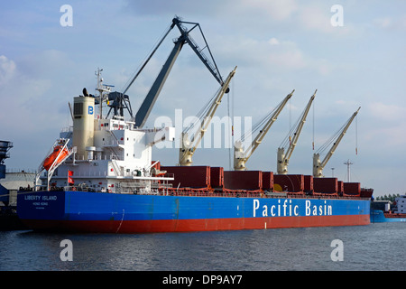 Bacino del Pacifico portarinfuse ancorata in mare-investire / Ghent Coal Terminal / GCT presso il porto di Gand, Fiandre Orientali, Belgio Foto Stock