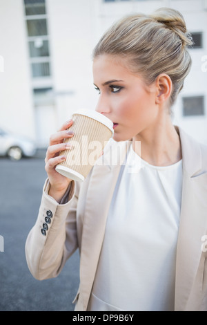 Rilassata elegante imprenditrice di bere il caffè Foto Stock