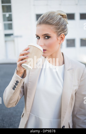 Splendida elegante imprenditrice di bere il caffè Foto Stock