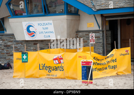 Polzeath Bay bagnini Lookout Post RNLI Cornwall Regno Unito Foto Stock