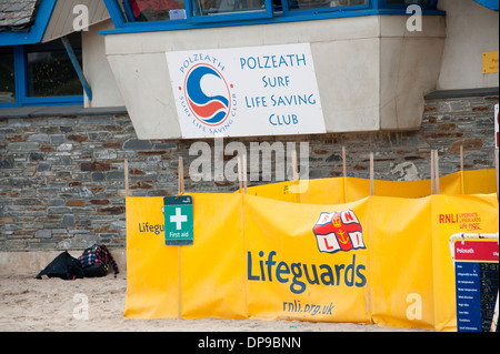 Polzeath Bay bagnini Lookout Post RNLI Cornwall Regno Unito Foto Stock