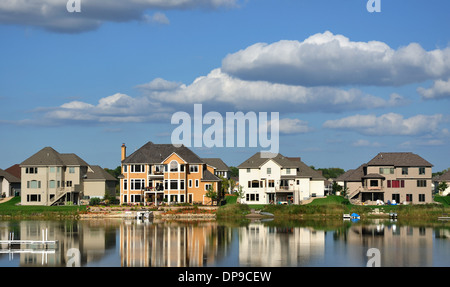 Case di Lusso USA - American residenziali casa executive case su un lago suburbana complessa Foto Stock