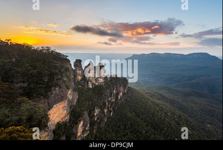 Sunrise oltre le tre sorelle formazione di roccia nella valle dal punto di eco, Blue Mountains, Australia Foto Stock