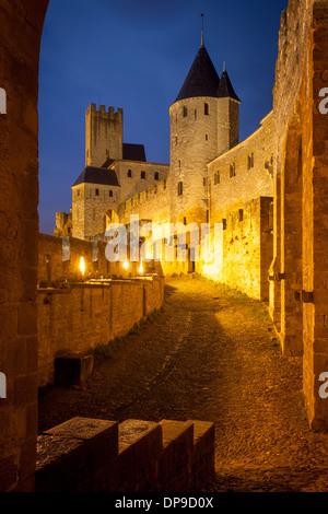 Dentro la città fortificata di Carcassonne Cite, Occitanie, Francia Foto Stock