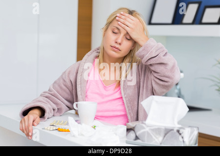 Giovane donna che soffre di mal di testa e freddo Foto Stock