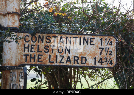 Rusty old signpost on the Lizard Peninsula, Cornwall, England. Constantine, Helston and The Lizard. Foto Stock