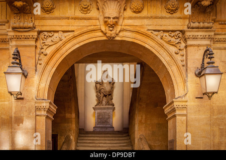 Hotel de Ville scalinata e statua di Claude Louis Hector de Villars - grande generale francese, Aix en Provence, Francia Foto Stock