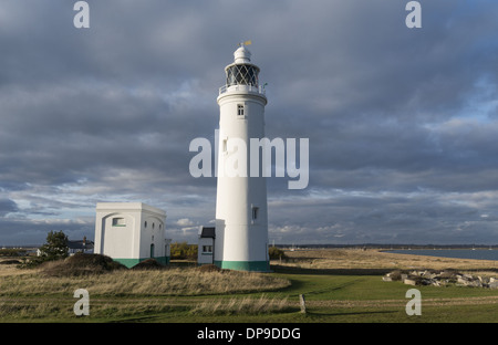 Hurst Point lighthouse situato alla fine del lungo shingle spit accanto a Hurst castello vicino Milford-on-Sea, England, Regno Unito Foto Stock