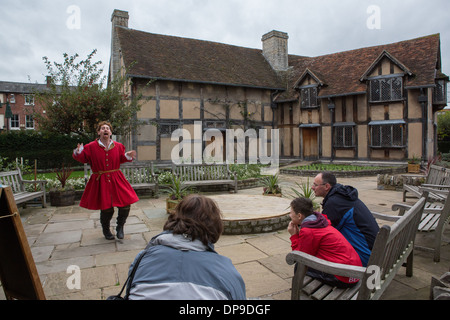 Un attore esegue brani estratti da giochi e sonetti di William Shakespeare nella parte anteriore del suo luogo di nascita Foto Stock