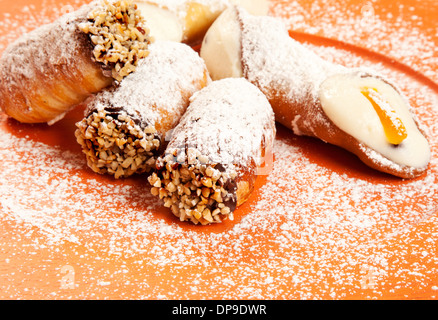 La pasticceria e cannolo siciliano Foto Stock