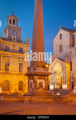Memorial obelisco, Eglise Saint Trophime, e l' Hotel de Ville in Place de la Republique, Arles, Provenza Francia Foto Stock