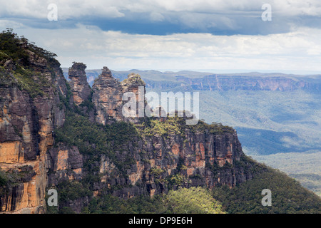 Formazione rocciosa Tre Sorelle dalla vista scogliera Lookout, il Parco Nazionale Blue Mountains, Nuovo Galles del Sud, Australia Foto Stock
