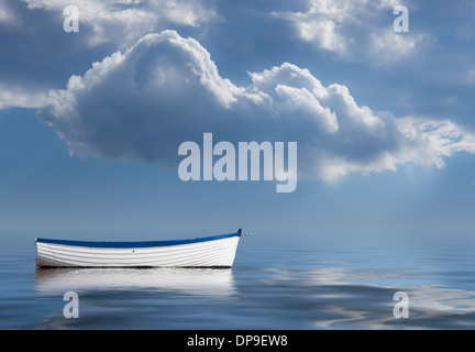 La solitudine, mancanza di leadership, perso nessun senso, drifting immagine concettuale di svuotare le barche a remi in mare Foto Stock