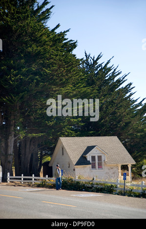 Uomo che cammina sulla strada a Mendocino, in California Foto Stock