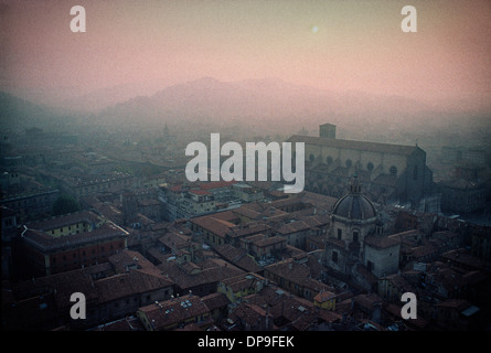 Vista dalla Torre degli Asinelli oltre il centro di Bologna. Foto Stock