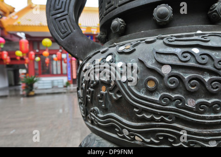 Le monete in euro il bruciatore di incenso in Qibao buddista di Tempio vicino Qibao antica città nel distretto di Minhang, Shanghai, Cina Foto Stock