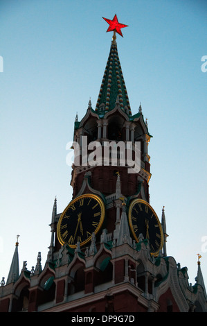 Cremlino di Mosca (torre Salvatore Torre di gate) con stella rossa Foto Stock