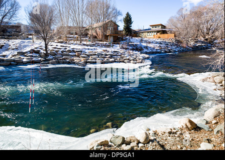 Neve e ghiaccio soffocato Arkansas River, che corre attraverso il quartiere del centro storico del piccolo paese di montagna di salida, CO Foto Stock