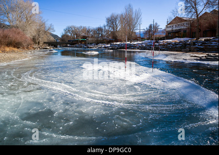 Neve e ghiaccio soffocato Arkansas River, che corre attraverso il quartiere del centro storico del piccolo paese di montagna di salida, CO Foto Stock