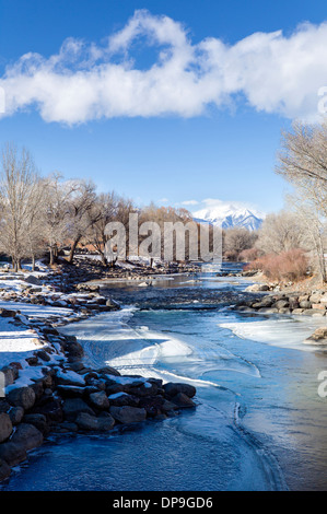 Neve e ghiaccio soffocato Arkansas River, che corre attraverso il quartiere del centro storico del piccolo paese di montagna di salida, CO Foto Stock