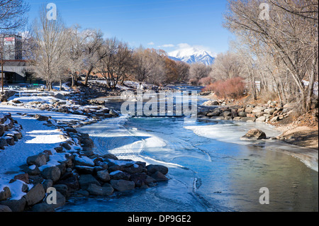 Neve e ghiaccio soffocato Arkansas River, che corre attraverso il quartiere del centro storico del piccolo paese di montagna di salida, CO Foto Stock