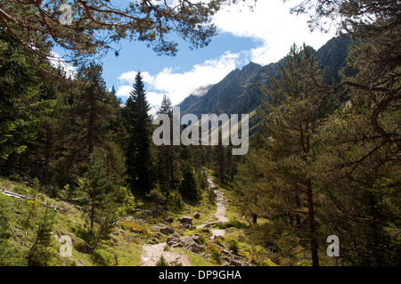 Percorso a piedi nella Vallée de Gaube nei Pirenei francesi Foto Stock