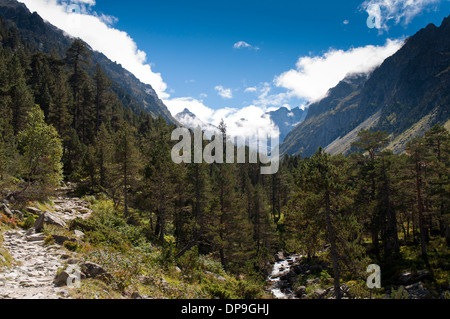 Percorso a piedi nella Vallée de Gaube nei Pirenei francesi Foto Stock