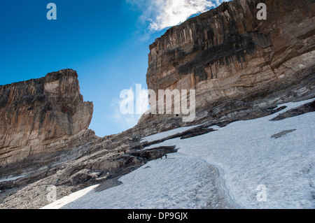 Visualizzare attraverso il ghiacciaio de Breche de Roland (2804m) nel Parco Nazionale di Ordesa y Monte Perdido in Francese / Spagnolo Pirenei Foto Stock
