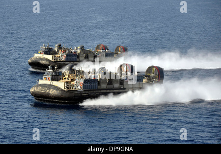 Due Stati Uniti Navy landing craft, cuscino d'aria hovercraft Foto Stock